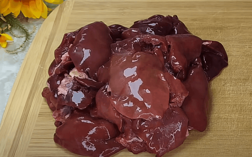 Неймовірно простий рецепт смаженої курячої печінки з овочевим соусом