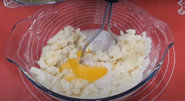 Неймовірні картопляні коржики: ідеальна вечеря за 3 картоплини та 3 склянки борошна