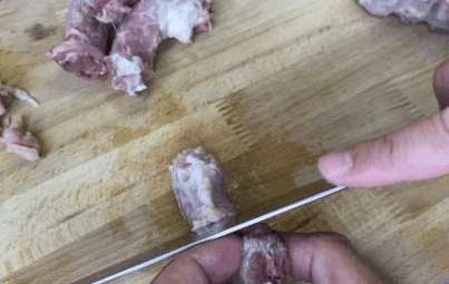 Як приготувати ресторанний делікатес з курячих шийок: простий рецепт