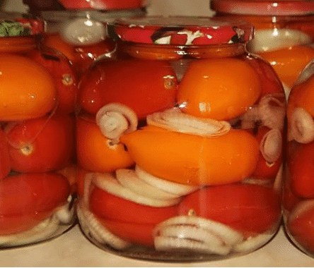 Солодкі помідори з цибулею