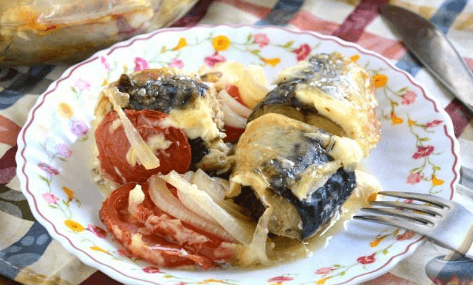 Скумбрія, запечена з помідорами