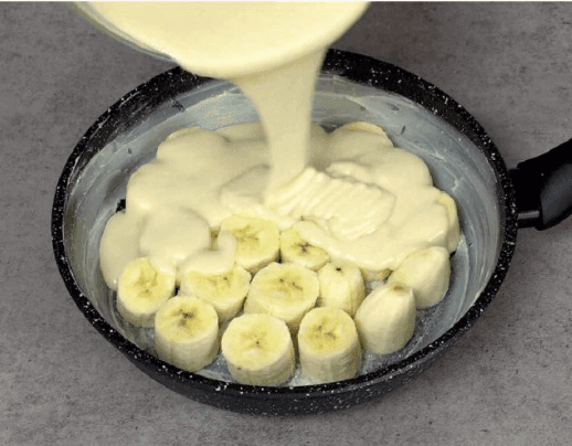 Банановий пиріг на сковороді: простий і швидкий рецепт для кожного дня 🍌