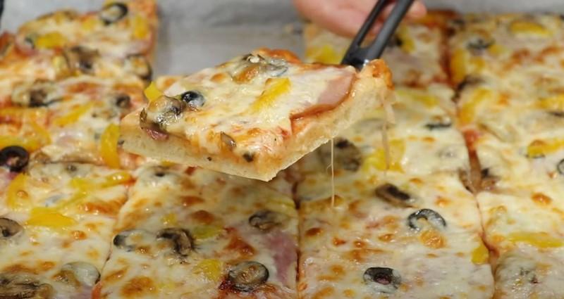 Піца на столі