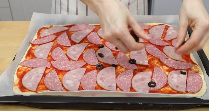 Піца на пухкому тісті