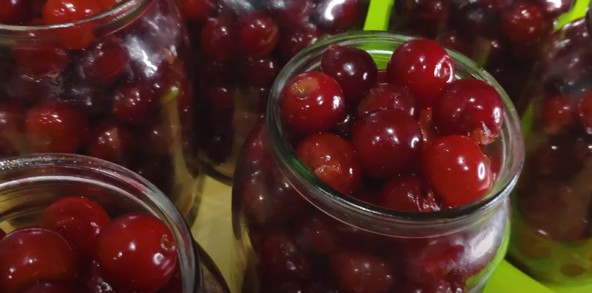 Вишня на зиму без цукру. Рецепт для пирогів, вареників, компотів та випічки.