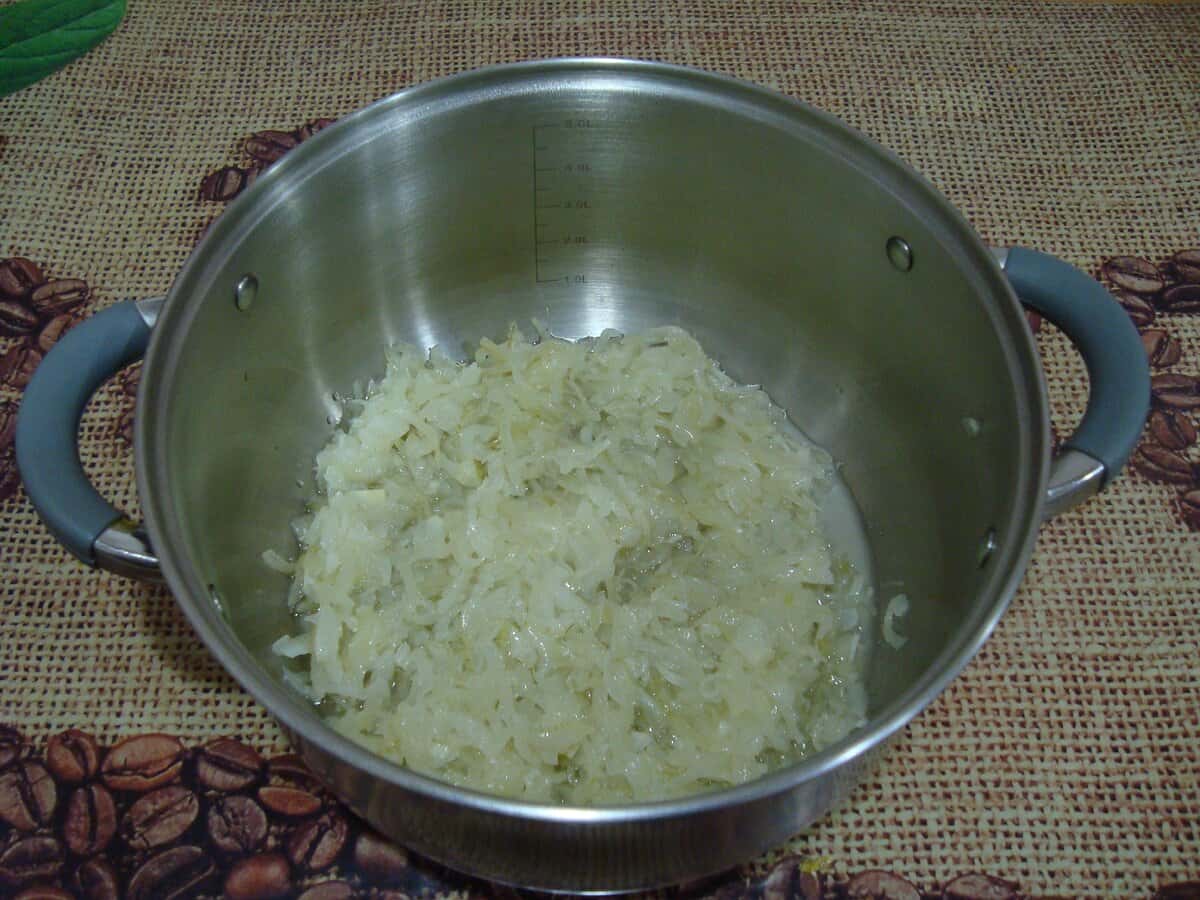 Цибуля в каструлі