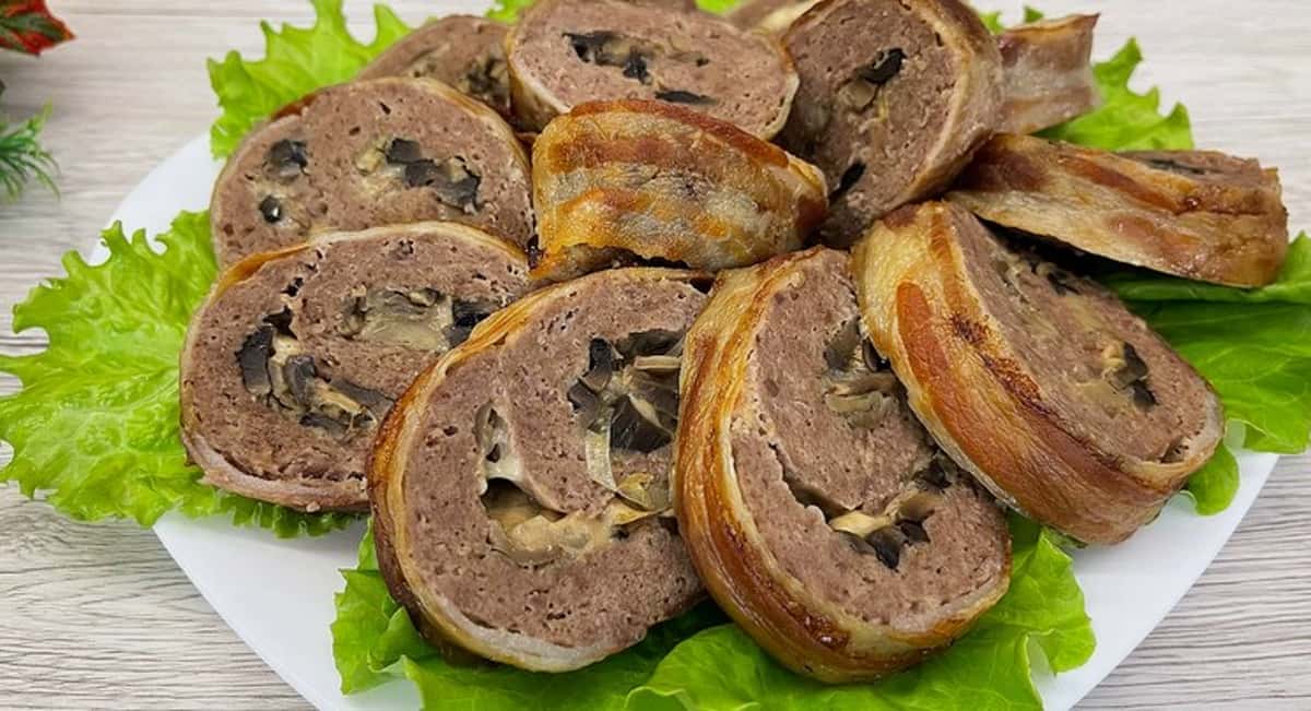 Рулет з м’ясного фаршу в беконі з сиром та грибами — смачний рецепт