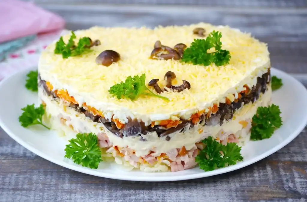 Салат з копченою куркою та опеньками