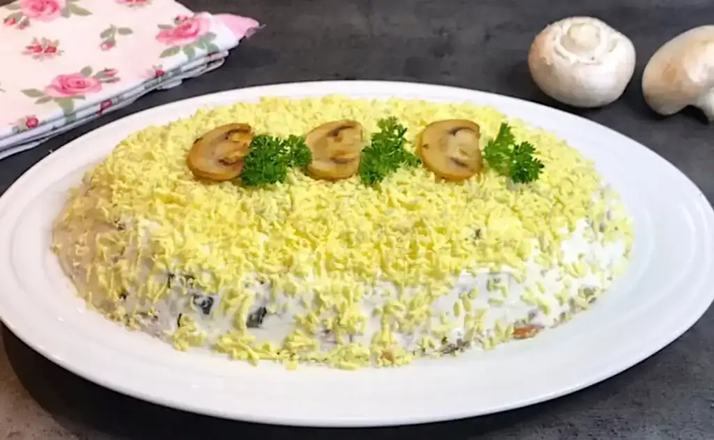 Салат з печерицями та вареною куркою