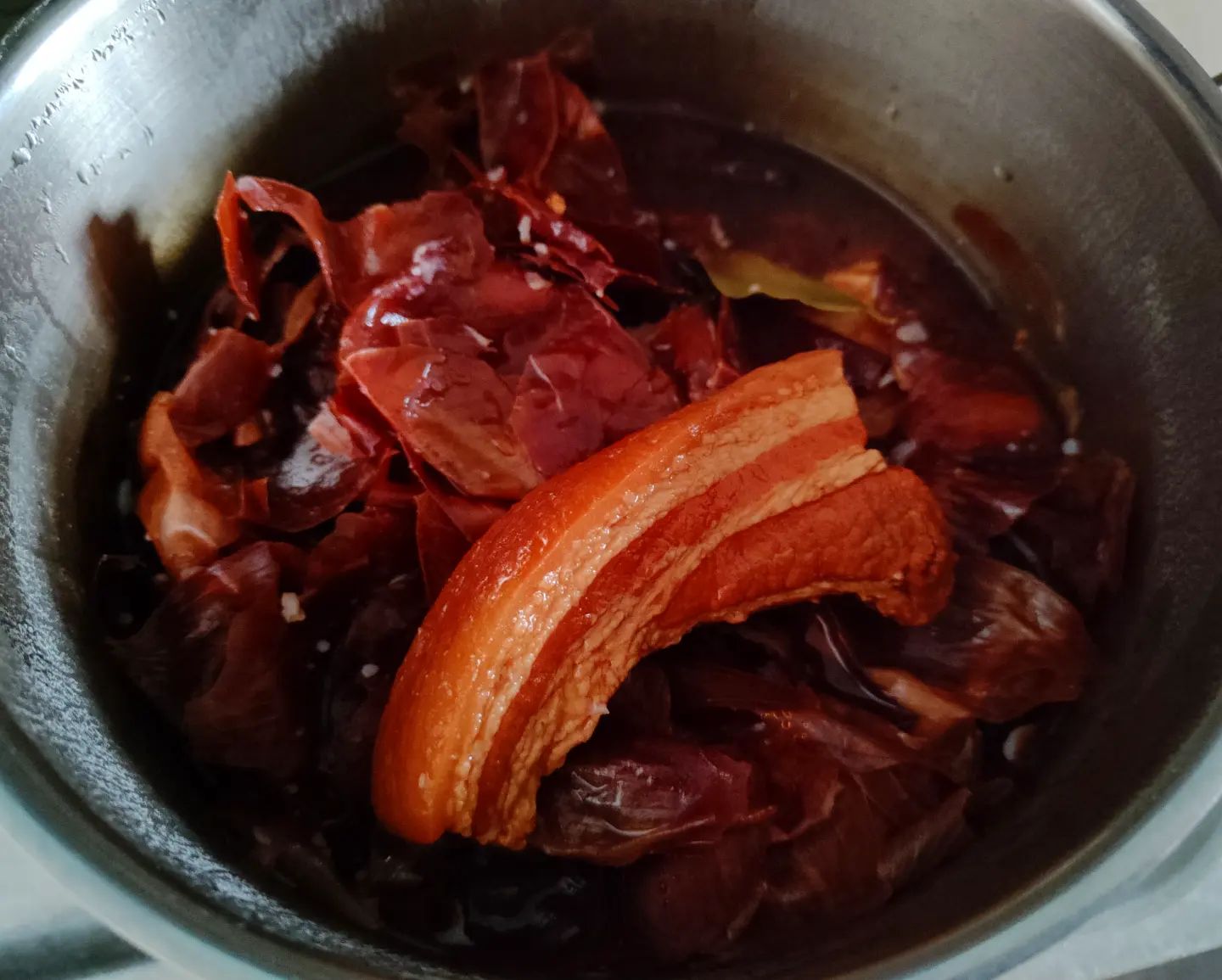 Грудинка у лушпинні цибулі — смачно та ніжно!