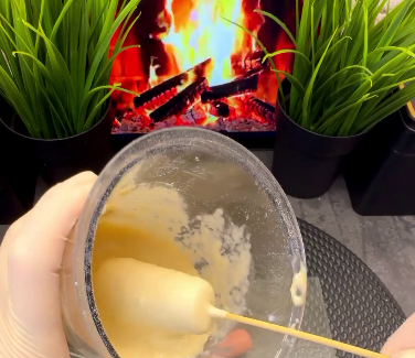 Занурення сосисок у тісто