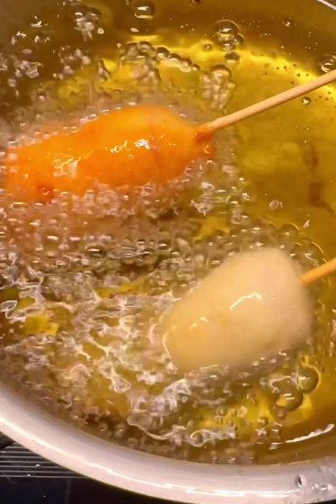 Обсмажені сосиски в тісті