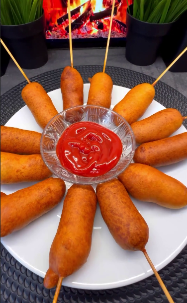 Подача сосисок в тісті