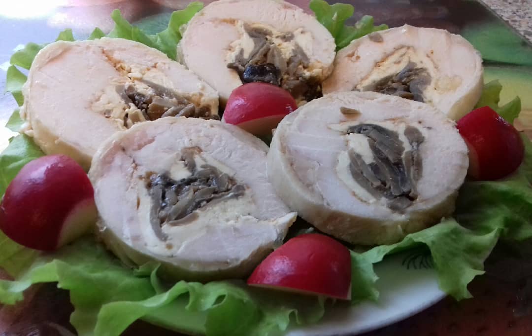 Готовий рулет із курячої грудки
