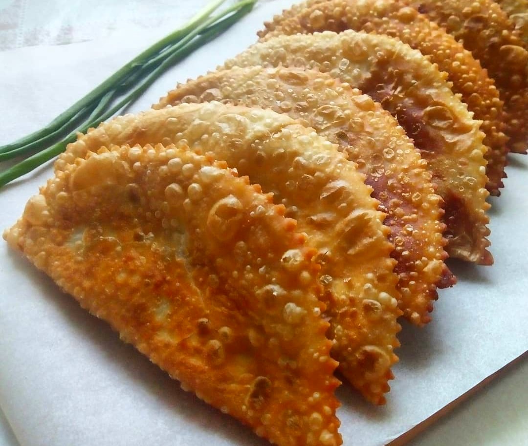 Чебуреки у процесі приготування