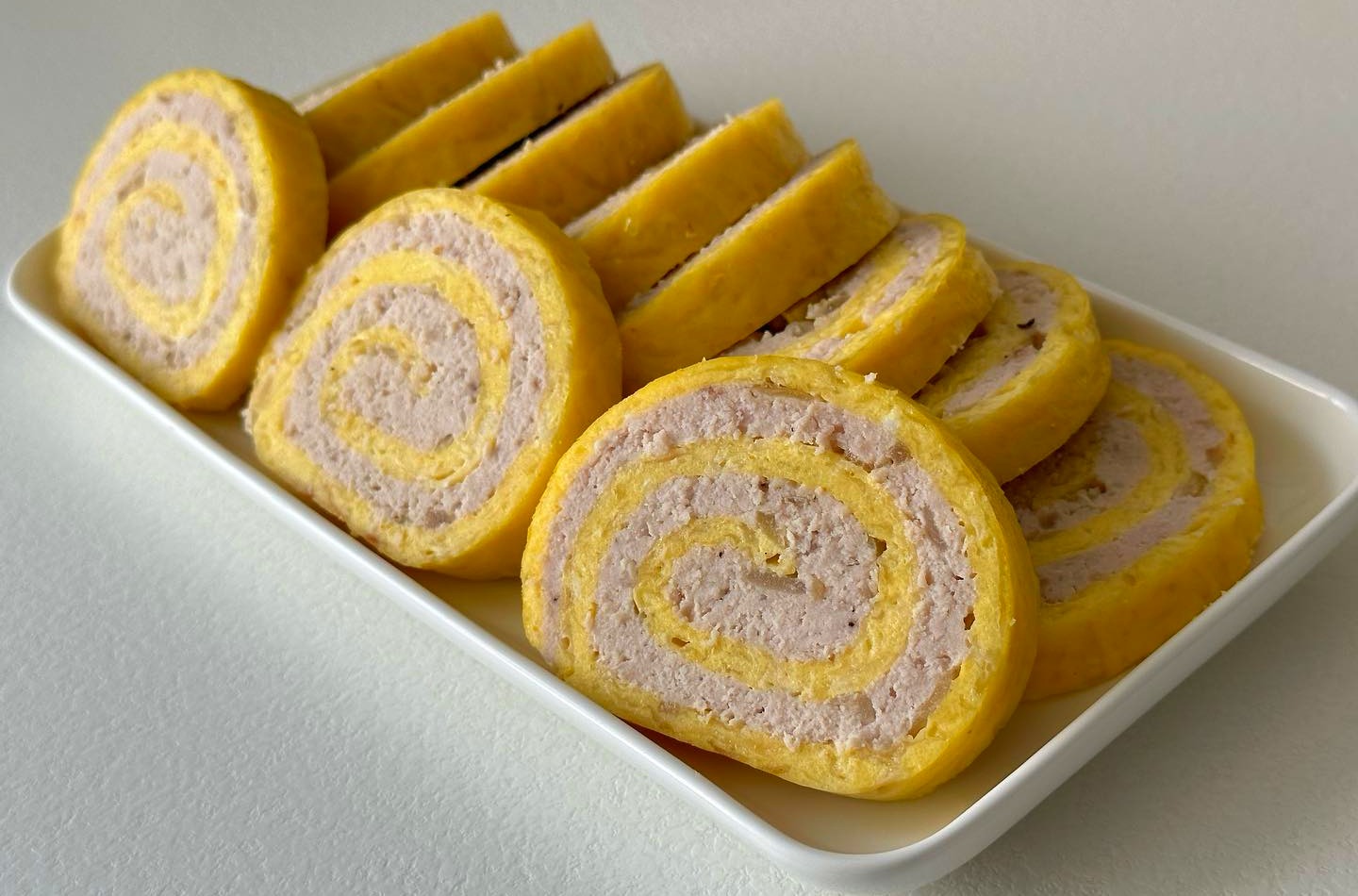 М'ясний рулет у омлеті - гарна подача