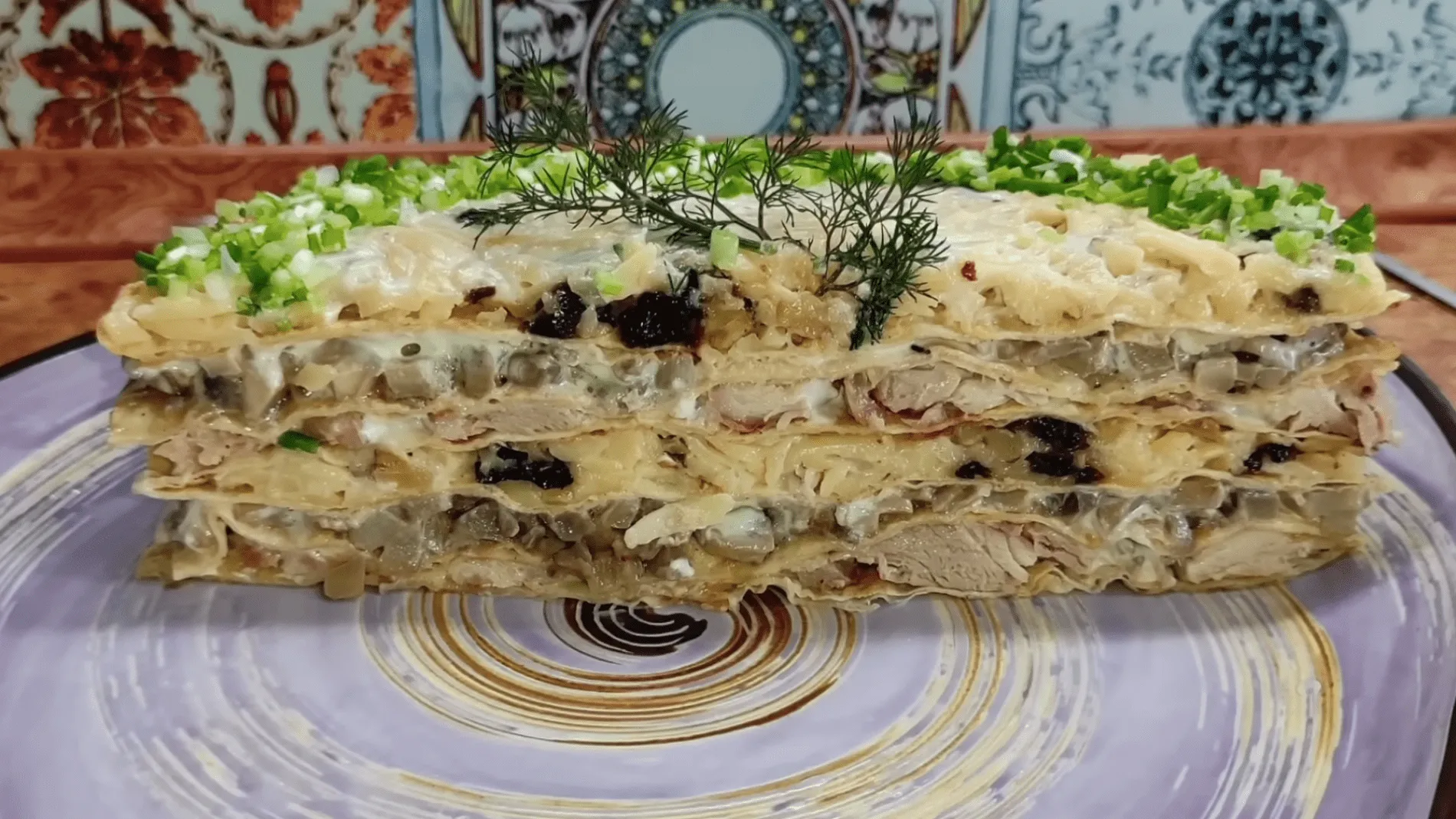 Закусочний Наполеон з куркою та грибами