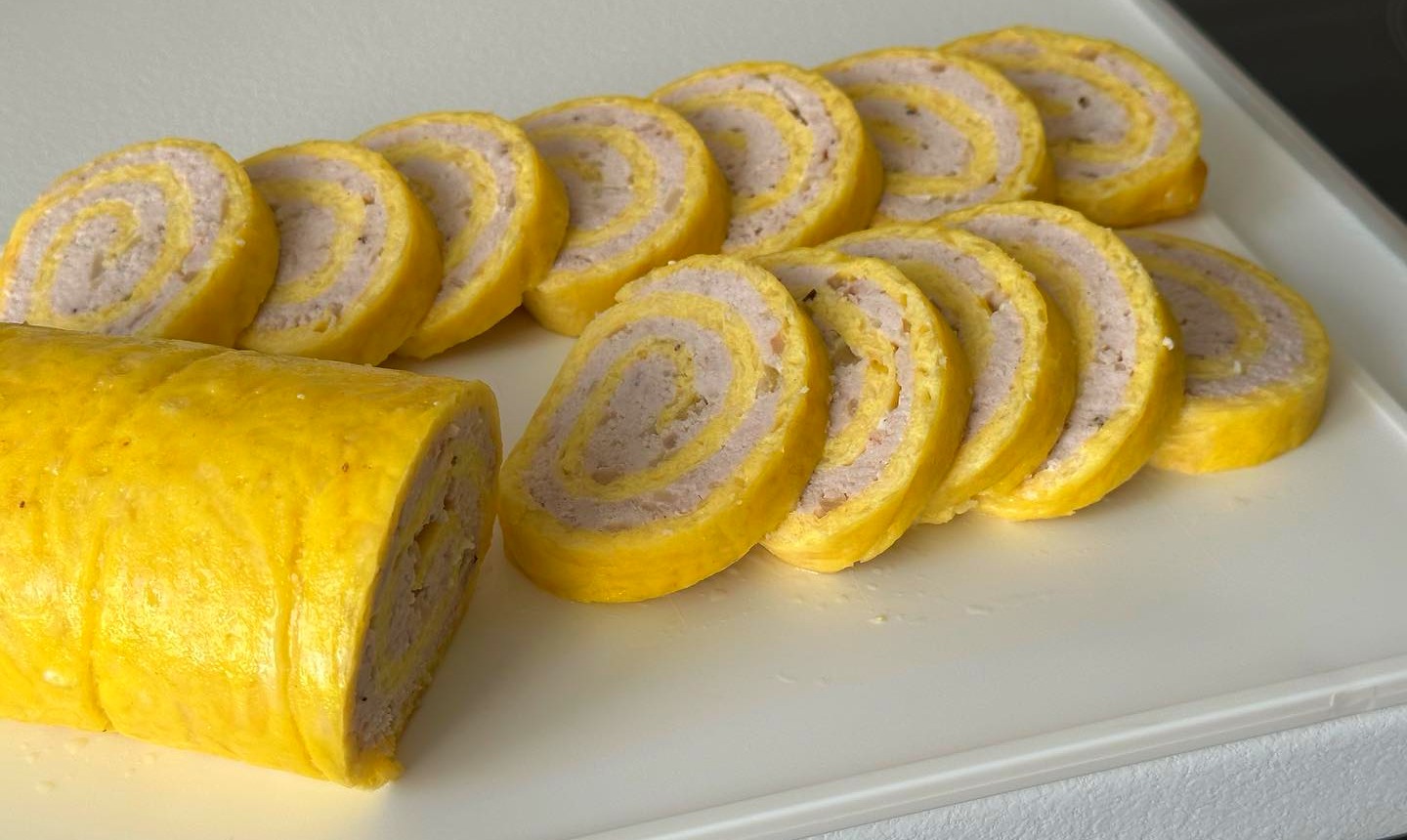 М'ясний рулет у омлеті - смачна закуска