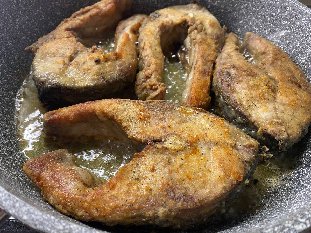 Як смажити рибу, аби вона не бризкала олією