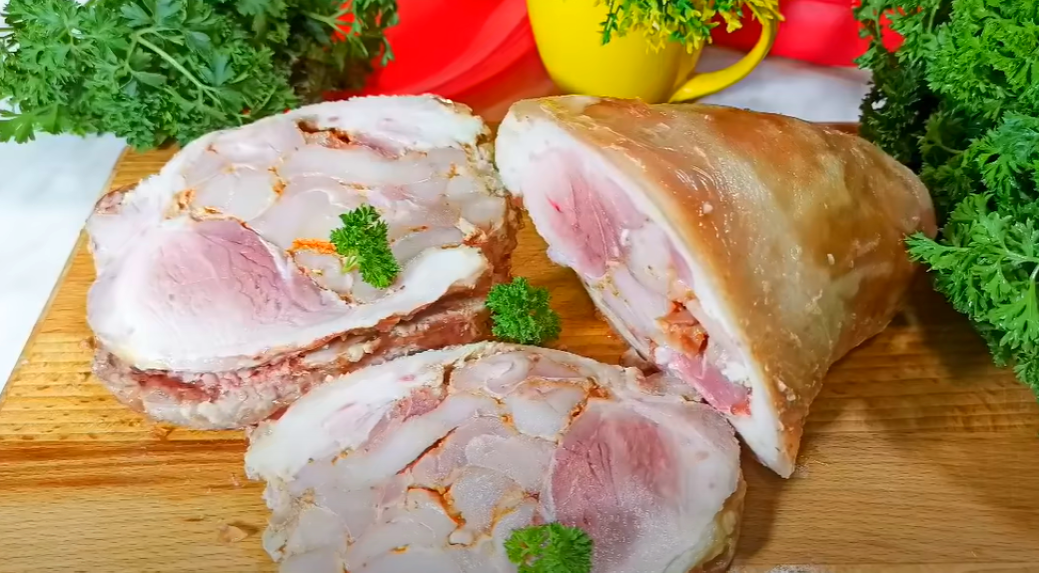 Замість покупної ковбаси часто готую свинячу рульку з куркою за старим сільським рецептом