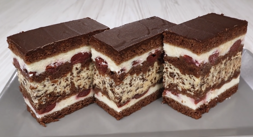 Смачний пляцок «Шоколадна Вишня». Вдале поєднання шоколаду та вишень.