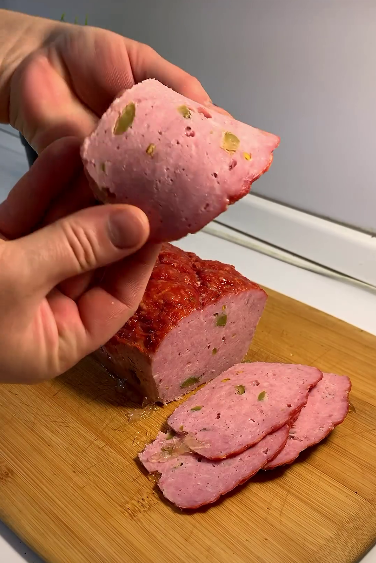 М'ясний хлібець з оливками, готовий до подачі