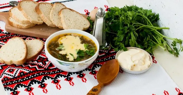 Секрети приготування справжнього зеленого борщу: інгредієнти та процес приготування.