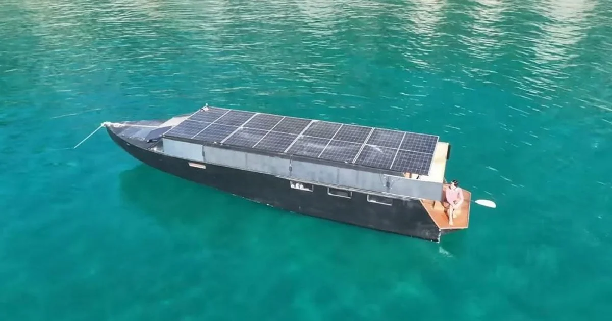Чоловік побудував яхту, що працює на сонячній енергії і може плавати практично безкінечно