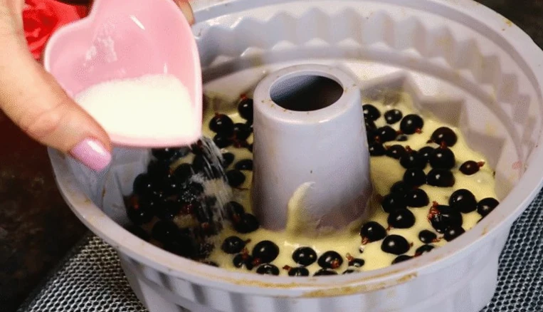 пиріг з ягід та молока крок 1