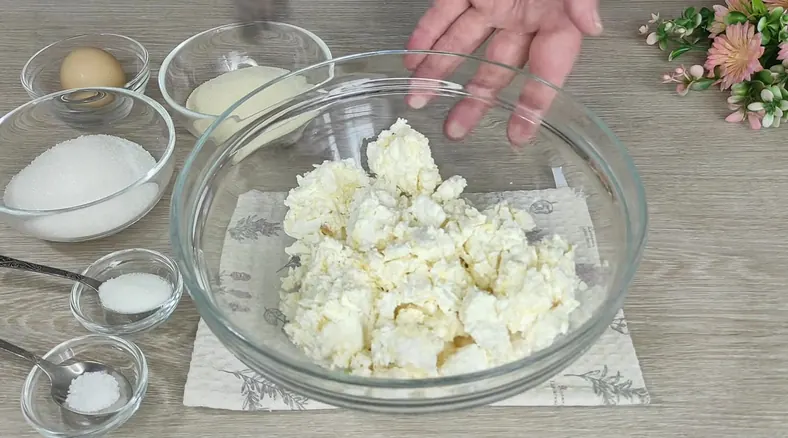 Як приготувати сирники як у дитинстві: простий рецепт