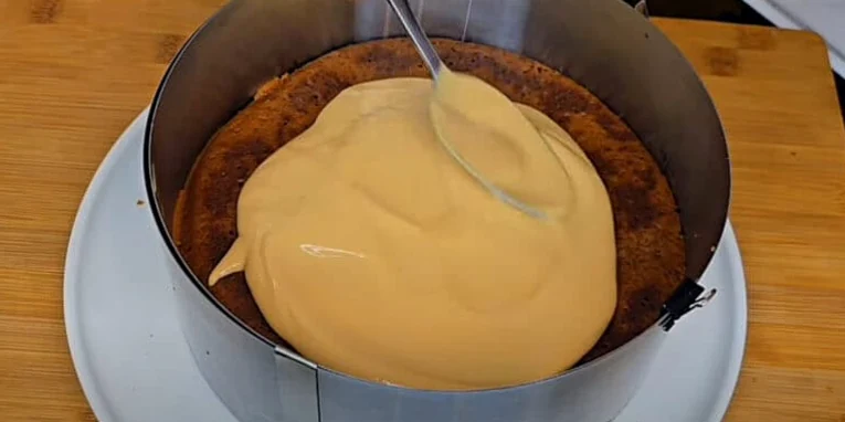 Торт “Виручайка” за 15 хвилин! Без Духовки та Міксера — на смак 1 в 1 як «Медовик» крок 2