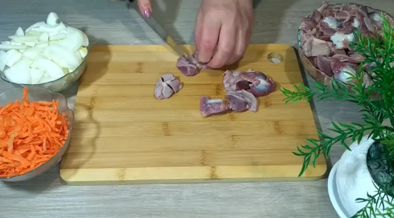 тушені курячі желудки — крок 2, покроковий рецепт