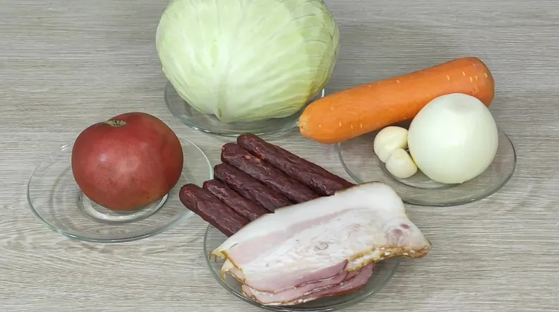 Тушкована капуста з беконом — рецепт як у бабусі