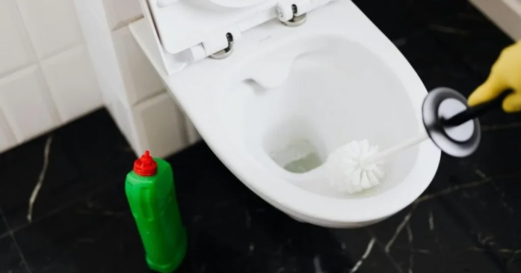 Покоївки в готелях роблять це для підтримання чистоти: секрети використання мийного засобу