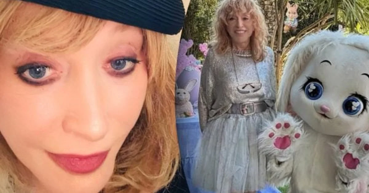 Палиці чоловіка: Пугачова вразила своїм виглядом під час прогулянки