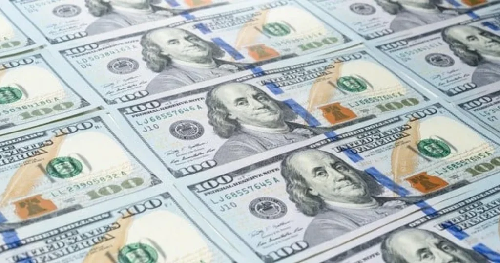 Скільки коштуватимуть 100 доларів у травні: прогнози експертів
