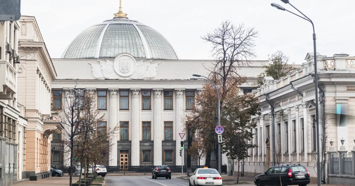 Новина: Депутат влаштував скандал, покусавши дружину