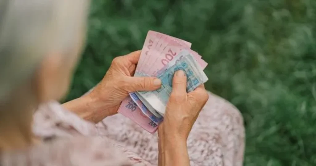 чверть літніх людей отримують менше 4000