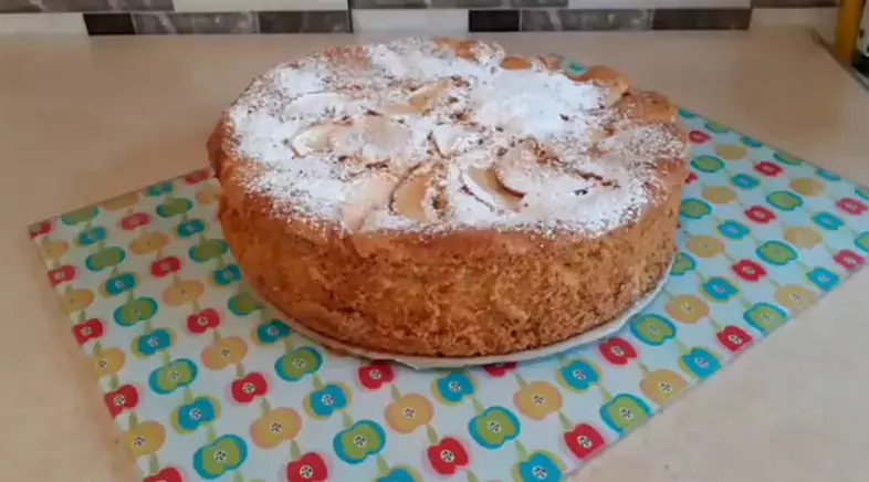Яблучна шарлотка — смачний та простий рецепт